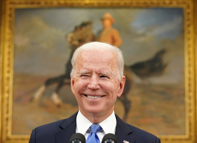 © Reuters. U.S. President Joe Biden smiles at a question from a reporter after speaking about the Colonial Pipeline shutdown in the Roosevelt Room of the White House in Washington, U.S., May 13, 2021. REUTERS/Kevin Lamarque  