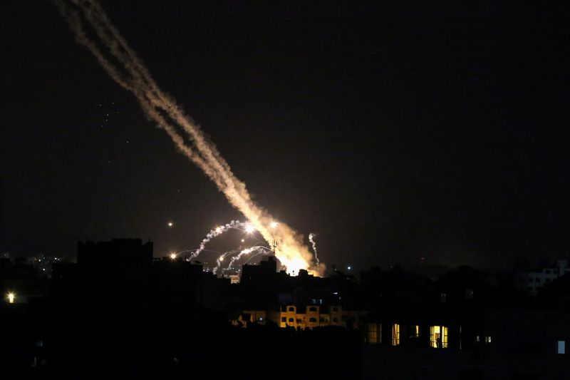 © Reuters. Rockets are launched by Palestinian militants into Israel, in Gaza May 13, 2021. REUTERS/Ibraheem Abu Mustafa