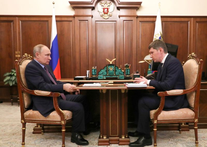 &copy; Reuters. Ministro Maxim Reshetnikov (à direita) em reunião com o presidente da Rússia, Vladimir Putin, em Moscou 
04/02/2021
Sputnik/Mikhail Klimentyev/Kremlin via REUTERS