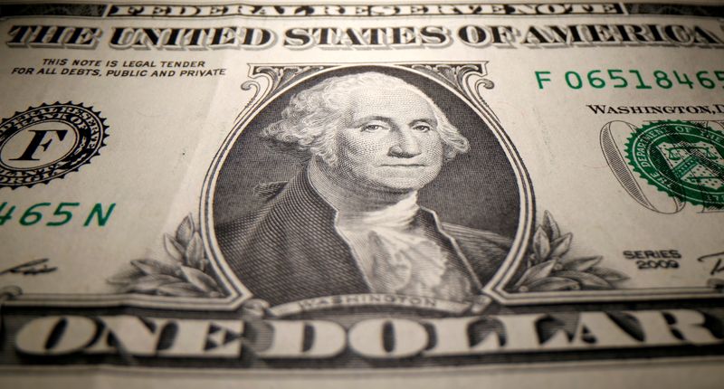 &copy; Reuters. ニューヨーク外為市場では、ドルが横ばい。写真は２０２０年５月撮影（２０２１年　ロイター/Dado Ruvic）
