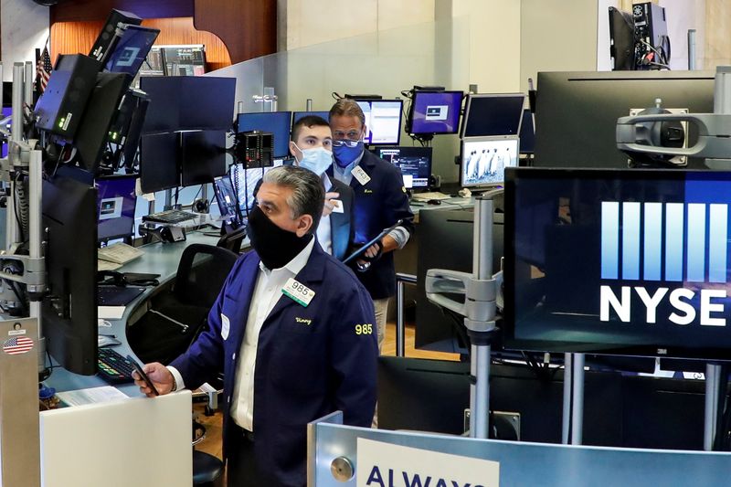 &copy; Reuters. FOTO DE ARCHIVO: Operadores con mascarilla en el parqué de la Bolsa de Nueva York (NYSE), Estados Unidos, 26 de mayo de 2020. REUTERS/Brendan McDermid