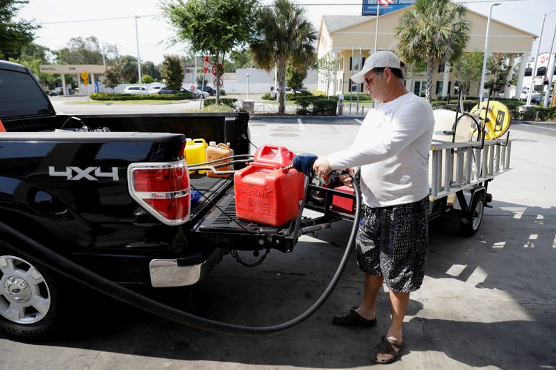 &copy; Reuters. FILE PHOTO: Dax Valenti fills up gas tanks at a gas station after a cyberattack crippled the biggest fuel pipeline in the country, run by Colonial Pipeline, in Tampa, Florida, U.S., May 12, 2021. REUTERS/Octavio Jones/File Photo