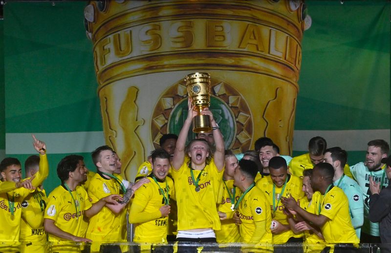 &copy; Reuters. 　サッカーのドイツ・カップは１３日、ベルリンで決勝を行い、ドルトムントが４シーズンぶりとなる通算５回目の優勝を飾った。代表撮影(２０２１年　ロイター)
