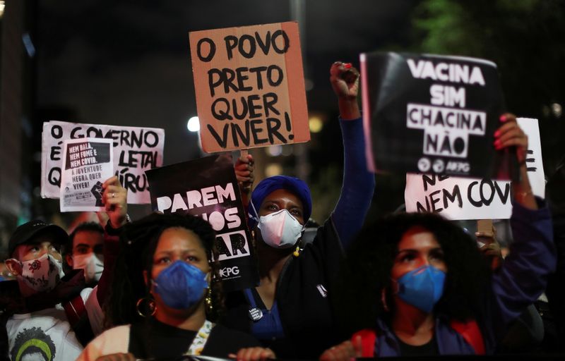 &copy; Reuters. Les Brésiliens ont manifesté jeudi dans les deux plus grandes villes du pays pour protester contre le racisme et la violence policière envers les communautés noires, dans une version locale du mouvement américain Black Lives Matter, certains accusant