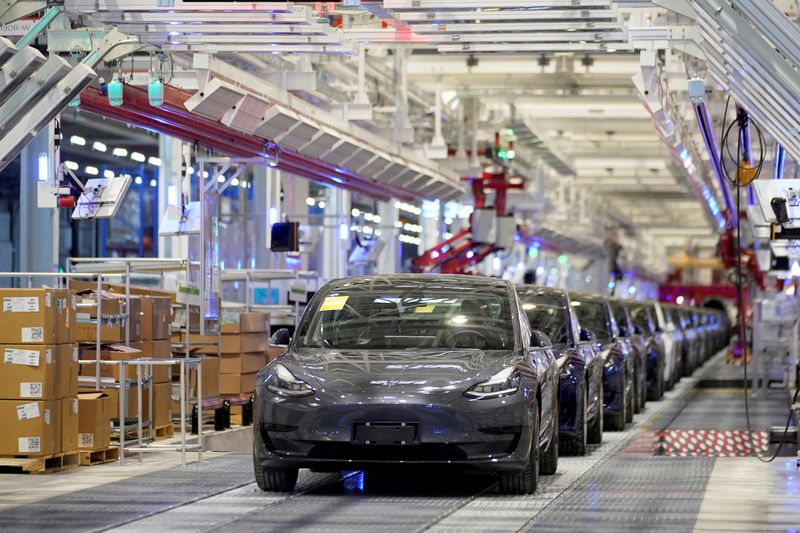 © Reuters. Tesla China-made Model 3 vehicles are seen during a delivery event at its factory in Shanghai