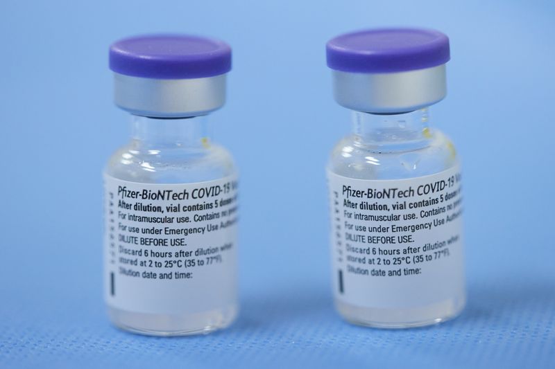 &copy; Reuters. 　５月１３日、米食品医薬品局（ＦＤＡ）は今週、ファイザー／ビオンテック製の新型コロナウイルスワクチンの接種対象年齢を１２歳まで引き下げることを承認したが、公立校がすぐに生