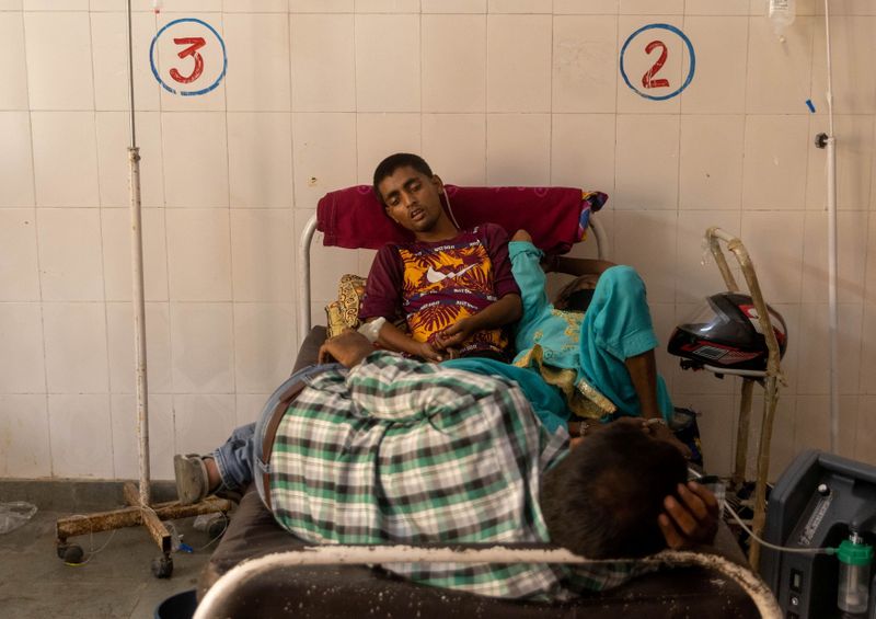 &copy; Reuters. 　５月１４日、インド保健省によると、過去２４時間に同国で確認された新型コロナウイルス感染者は３４万３１４４人で、累計が２４００万人を突破し２４０５万人に達した。写真はイン
