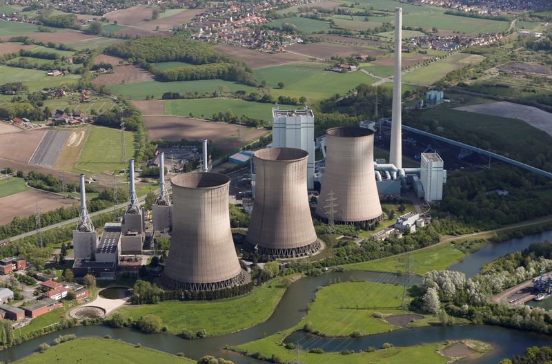 &copy; Reuters. FILE PHOTO: An aerial picture shows the four natural-gas power plants "Gersteinwerk" of Germany's RWE Power, one of Europe's biggest electricity and gas companies near the North Rhine-Westphalian town of Hamm, Germany May 6, 2015. REUTERS/Wolfgang Rattay