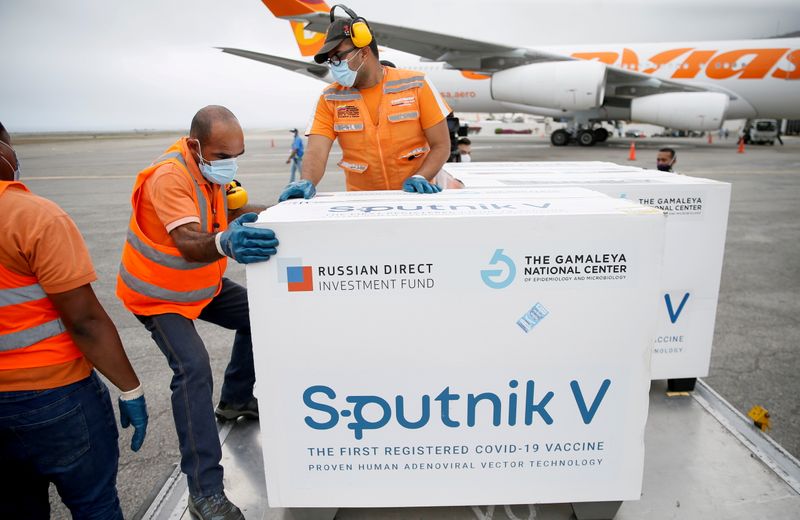 &copy; Reuters. FILE PHOTO: Workers take care of the shipment of Russia's Sputnik V vaccine against the coronavirus disease (COVID-19) at the airport, in Caracas, Venezuela March 29, 2021. REUTERS/Manaure Quintero/File Photo