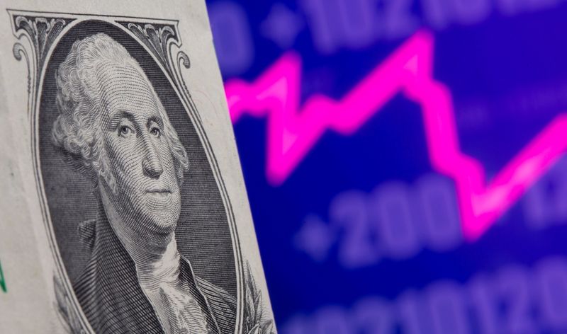&copy; Reuters. 　５月１４日、米国のインフレ率が４月に急伸し金融市場で波紋が広がった。写真は米ドル紙幣のイメージ。７日撮影（２０２１年　ロイター/Dado Ruvic）