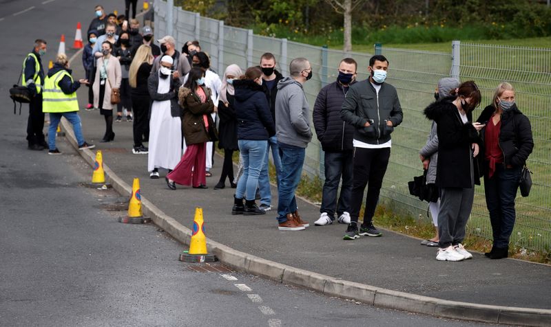 &copy; Reuters. People line up outside a mobile vaccination centre, amid the outbreak of the coronavirus disease (COVID-19), in Bolton, Britain, May 13, 2021. REUTERS/Phil Noble