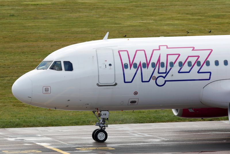 &copy; Reuters. FILE PHOTO: A Wizz Air Airbus A320 at Luton Airport,  Luton, Britain, May 1, 2020. REUTERS/Andrew Boyers/File Photo/File Photo