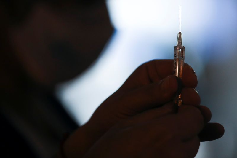 &copy; Reuters. A health worker prepares a dose of the Sputnik V (Gam-COVID-Vac) vaccine against the coronavirus disease (COVID-19) at the Tecnopolis Park, in Buenos Aires, Argentina April 15, 2021. REUTERS/Agustin Marcarian