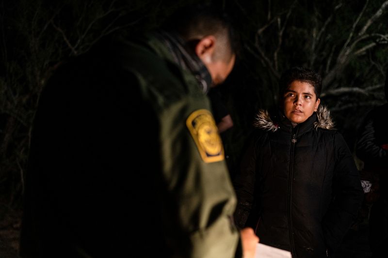 &copy; Reuters. FILE PHOTO: An unaccompanied minor migrant from El Salvador is questioned by the U.S. Border Patrol after crossing the Rio Grande river into the United States from Mexico in Roma, Texas, U.S., April 27, 2021. REUTERS/Go Nakamura