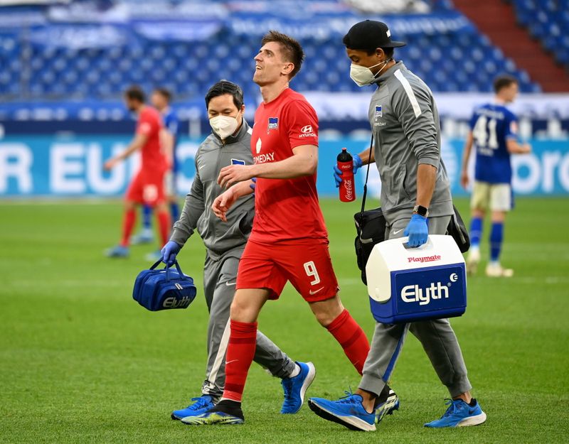 &copy; Reuters. المهاجم البولندي كشيشتوف بيونتيك بعد تعرضه للإصابة خلال مباراة مع فريقه هيرتا برلين في دوري الدرجة الأولى الألماني يوم 12 مايو أيار 2021. صورة 