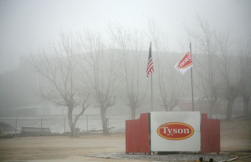 &copy; Reuters. FILE PHOTO: Fog shrouds the Tyson slaughterhouse in Burbank, Washington December 26, 2013. Picture taken December 26, 2013.   REUTERS/Ross Courtney/File Photo
