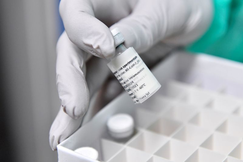 &copy; Reuters. FILE PHOTO: Phase 2 and 3 of Italy&apos;s ReiThera coronavirus disease (COVID-19) vaccine commence in Pisa