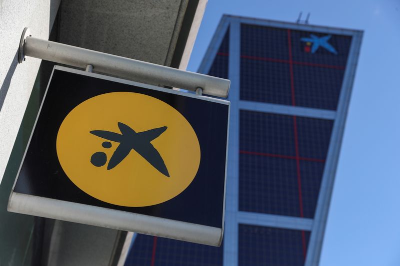 &copy; Reuters. El logotipo de una sucursal de CaixaBank se ve junto su sede en Madrid