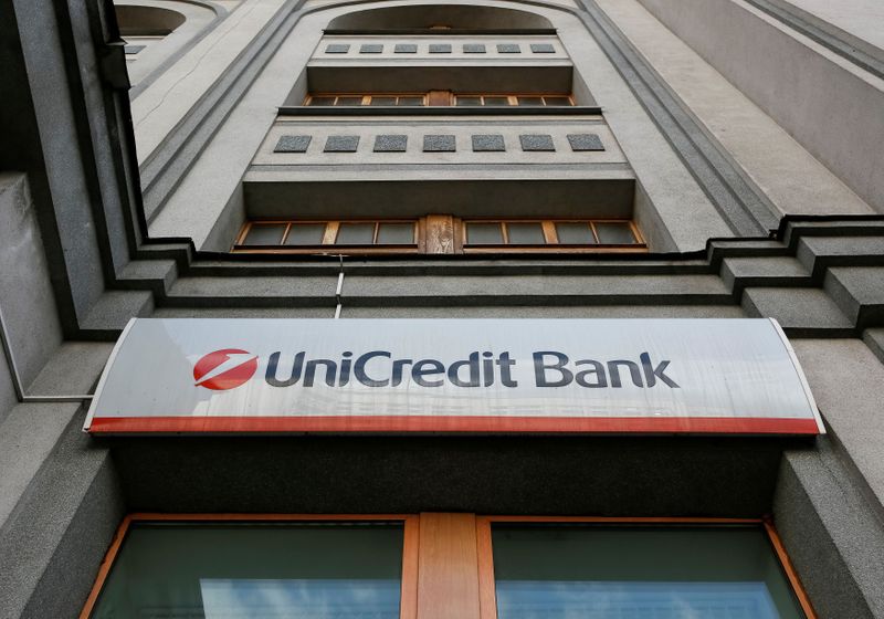 &copy; Reuters. L'insegna UniCredit presso una filiale della banca.  REUTERS/Gleb Garanich