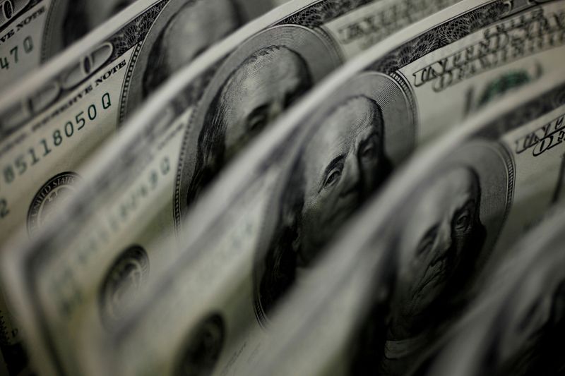 &copy; Reuters. Una serie di banconote da 100 dollari statunitensi. REUTERS/Yuriko Nakao