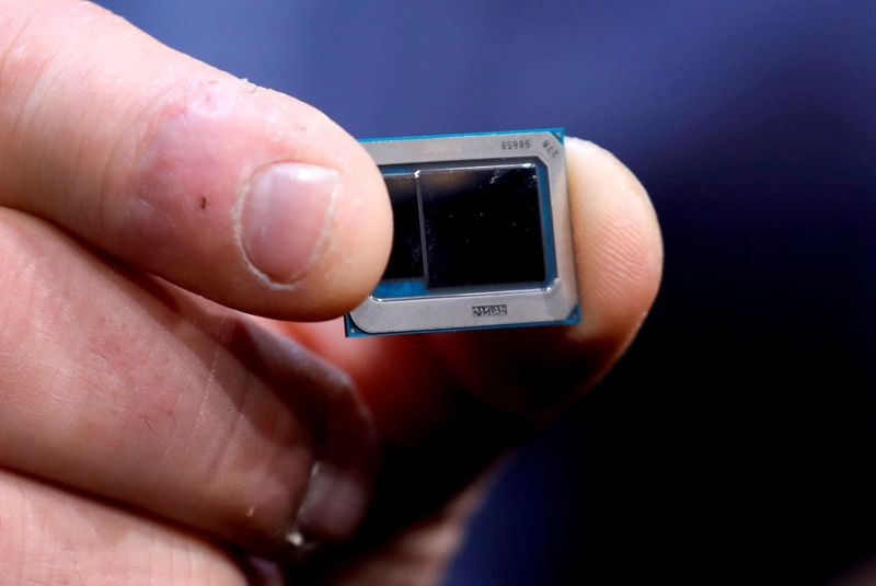 © Reuters. FILE PHOTO: An Intel Tiger Lake chip is displayed at an Intel news conference during the 2020 CES in Las Vegas, Nevada, U.S. January 6, 2020. REUTERS/Steve Marcus/File Photo