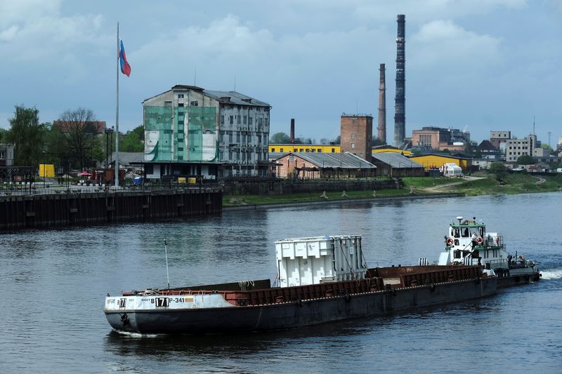 &copy; Reuters. A barge with autoransformer intended for the expansion of the Lithuanian-Polish electricity system connection LitPol Link moves past Russian town Sovetsk in Panemune, Lithuania May 14, 2021 REUTERS/Ints Kalnins