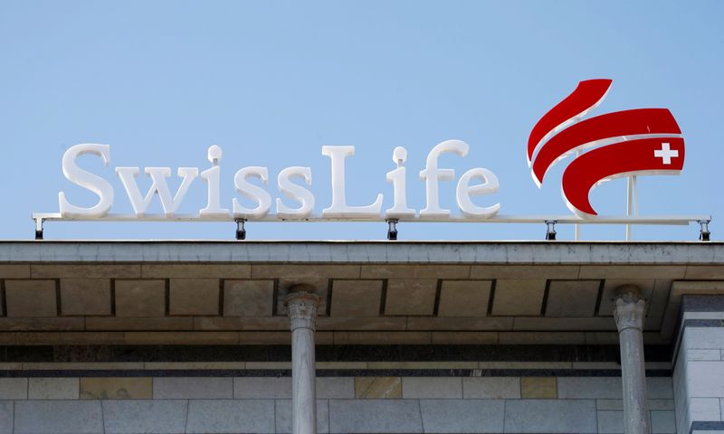 &copy; Reuters. FILE PHOTO: The logo of insurer Swiss Life is seen at its headquarters in Zurich, Switzerland March 2, 2021. REUTERS/Arnd Wiegmann