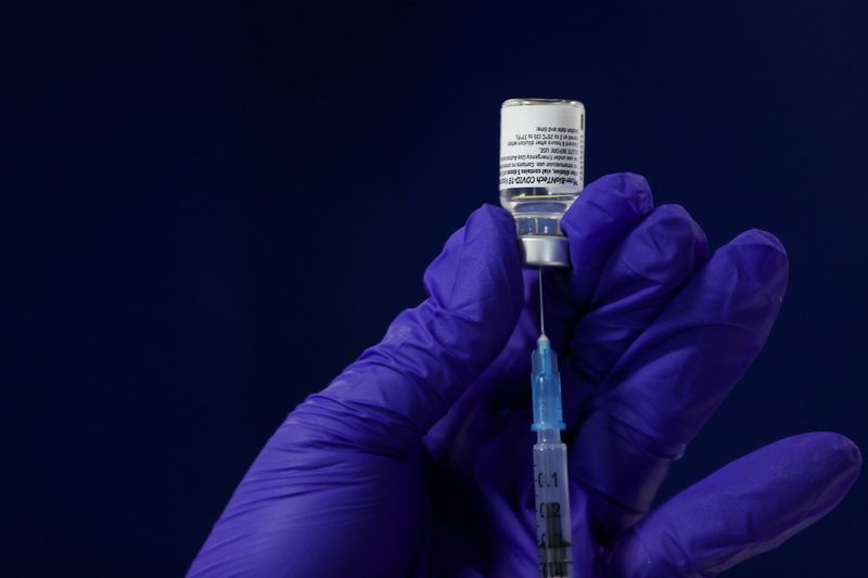 &copy; Reuters. FILE PHOTO: A healthcare worker fills a syringe with a dose of the Pfizer-BioNTech coronavirus disease (COVID-19) vaccine at the Newcastle Racecourse vaccination centre, in Newcastle upon Tyne, Britain January 29, 2021. REUTERS/Lee Smith/File Photo