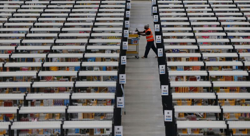 &copy; Reuters. Funcionário coleta encomendas em centro logístico da Amazon na Inglatera. 11/12/2012.  REUTERS/Phil Noble