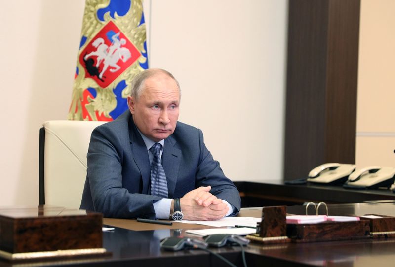 © Reuters. Russian President Vladimir Putin chairs a a video conference meeting with government members and officials outside Moscow, Russia May 13, 2021. Sputnik/Sergey Ilyin/Kremlin via REUTERS  ATTENTION EDITORS - THIS IMAGE WAS PROVIDED BY A THIRD PARTY.