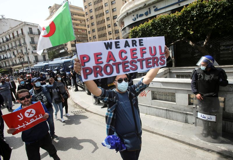&copy; Reuters. متظاهرون في الجزائر. صورة من أرشيف رويترز  