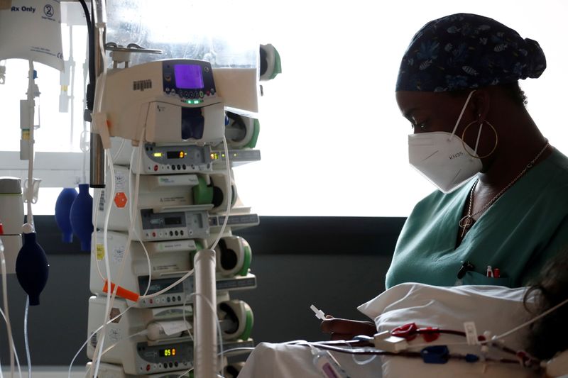 &copy; Reuters. La France a fait état vendredi de 4.352 patients atteints par le coronavirus hospitalisés dans des services de soins critiques (réanimation, soins intensifs et surveillance continue), soit une baisse de 90 lits en 24 heures. /Photo prise le 4 mai 2021/