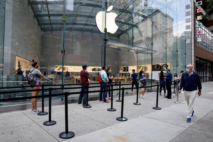 &copy; Reuters. Foto de archivo ilustrativa de clientes haciendo fila para entrar en un Apple Store en Nueva York. 
Jun 17, 2020. REUTERS/Brendan McDermid