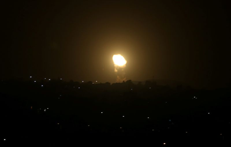 &copy; Reuters. كتلة من اللهب خلال قصف جوي إسرائيلي لقطاع غزة يوم 24 مارس آذار 2021. تصوير: إبراهيم أبو مصطفى - رويترز  