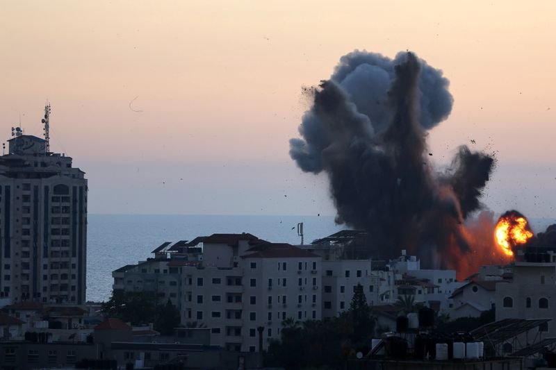 © Reuters. Smoke and flame rise during Israeli air strikes, as cross-border violence between the Israeli military and Palestinian militants continues, in Gaza City, May 14, 2021. REUTERS/Ibraheem Abu Mustafa