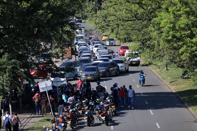 &copy; Reuters. Autos y motocicletas hacen fila en estación de servicio, Cali, Colombia, 13 mayo 2021.
REUTERS/Luisa González