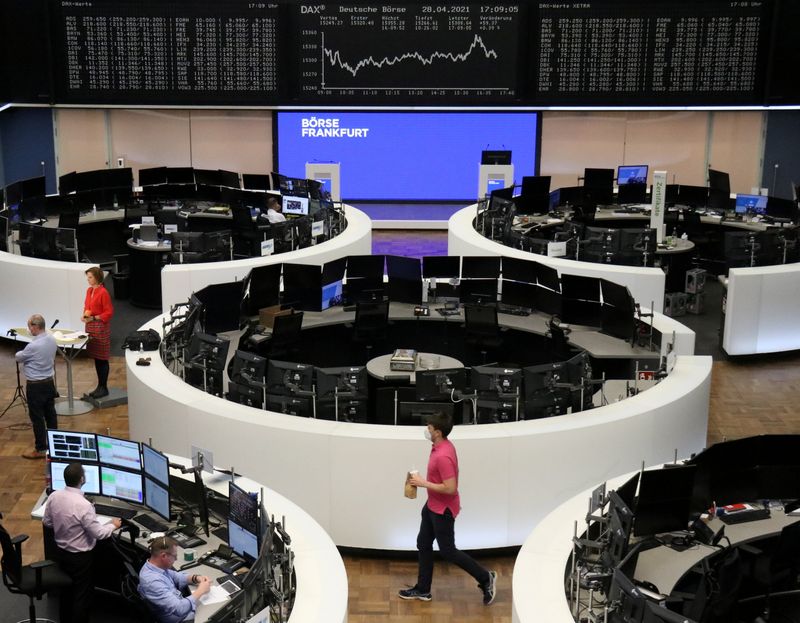 &copy; Reuters. IMAGEN DE ARCHIVO. Vista parcial de la rueda de la Bolsa de Valores de Fráncfort, Alemania, Abril 28, 2021.  REUTERS/Staff