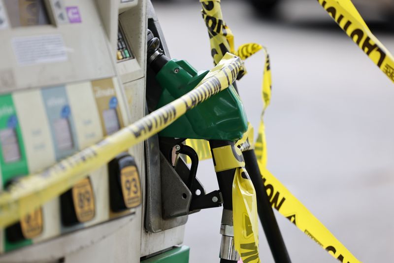 © Reuters. Gas pumps are roped off  with a tape indicating a lack of gasoline at a gas station in Washington, U.S., May 14, 2021. REUTERS/Evelyn Hockstein