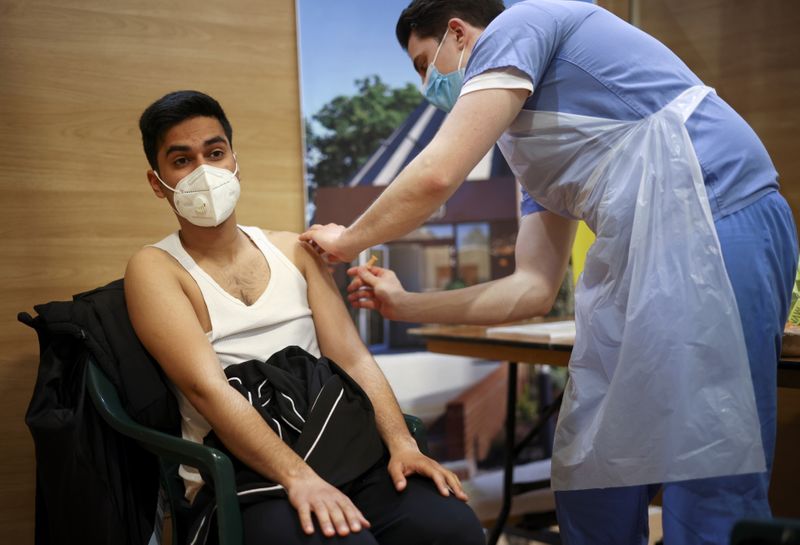 &copy; Reuters. Imagen de archivo de un hombre recibiendo una inyección de la vacuna de AstraZeneca contra el coronavirus en la mezquita Baitul Futuh de Londres, Reino Unido. 28 marzo 2021. REUTERS/Henry Nicholls