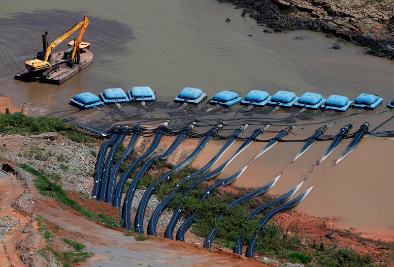 © Reuters. Equipamentos da Sabesp na represa do Jaguari, em Bragança Paulista (SP) 
12/02/2015
REUTERS/Paulo Whitaker 