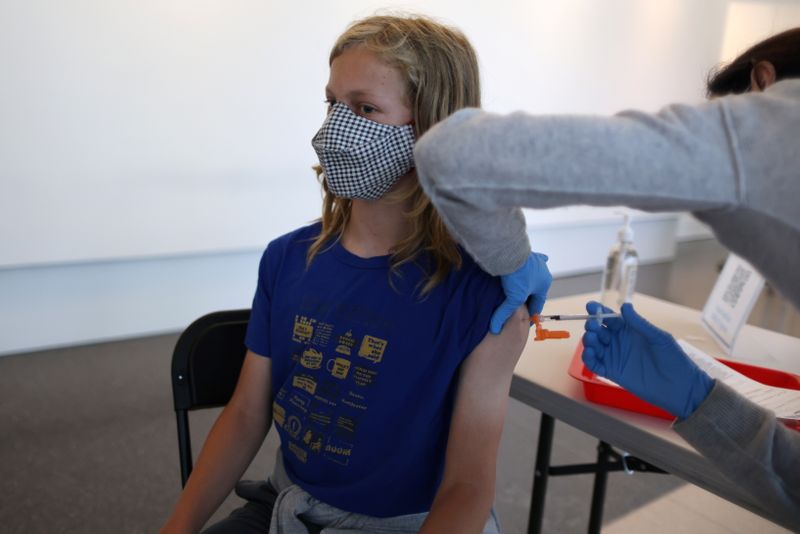 &copy; Reuters. Silas Tropea-Lester, 13, receives a coronavirus disease (COVID-19) vaccination at a vaccine clinic for newly eligible 12 to 15-year-olds at the Annenberg Foundation in Los Angeles, California, U.S., May 13, 2021. REUTERS/Lucy Nicholson