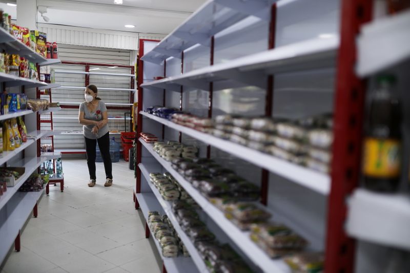 &copy; Reuters. Prateleiras praticamente vazias em supermercado em Cali, Colômbia 
13/05/2021
REUTERS/Luisa González