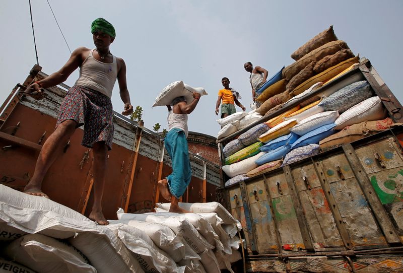 &copy; Reuters. Carregamento de sacos de açúcar em Kolkata, Índia
 14/11/2018 REUTERS/Rupak De Chowdhuri/File Photo