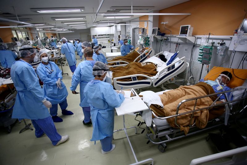 &copy; Reuters. Profissionais de saúde tratam de pacientes na sala de emergência do hospital Nossa Senhora da Conceição, em Porto Alegre
11/03/2021 REUTERS/Diego Vara