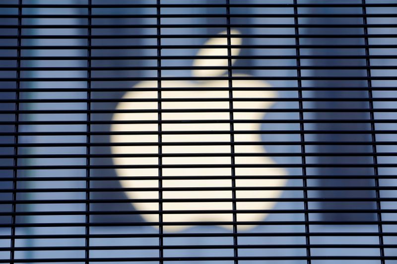 © Reuters. FILE PHOTO: The Apple logo is seen through a security fence erected around the Apple Fifth Avenue store as votes continue to be counted following the 2020 U.S. presidential election, in Manhattan, New York City, U.S., November 5, 2020. REUTERS/Andrew Kelly/File Photo
