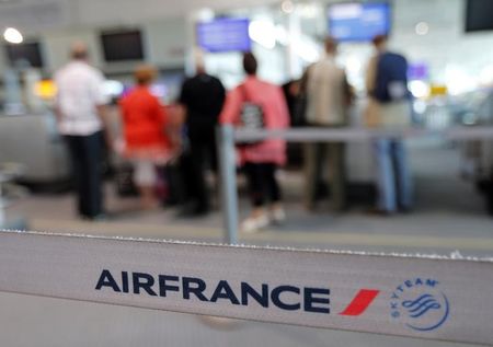 © Reuters. Passengers wait at check-in counters during Air France one-week strike at Marseille airport