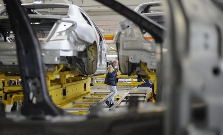 © Reuters. A Maserati assembly staff member works at the Maserati car plant in Grugliasco, near Turin