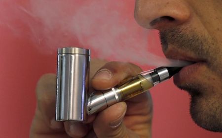 © Reuters. دراسة عن مرضى السرطان المدخنين تفجر الجدل حول السجائر الالكترونية