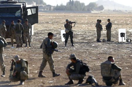 © Reuters. Turkish soldiers stand guard on the Turkish-Syrian border near the southeastern town of Suruc in Sanliurfa province