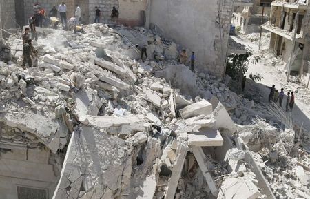 © Reuters. المرصد السوري:مقتل أكثر من 40 في غارات جوية سورية بالشمال الغربي
